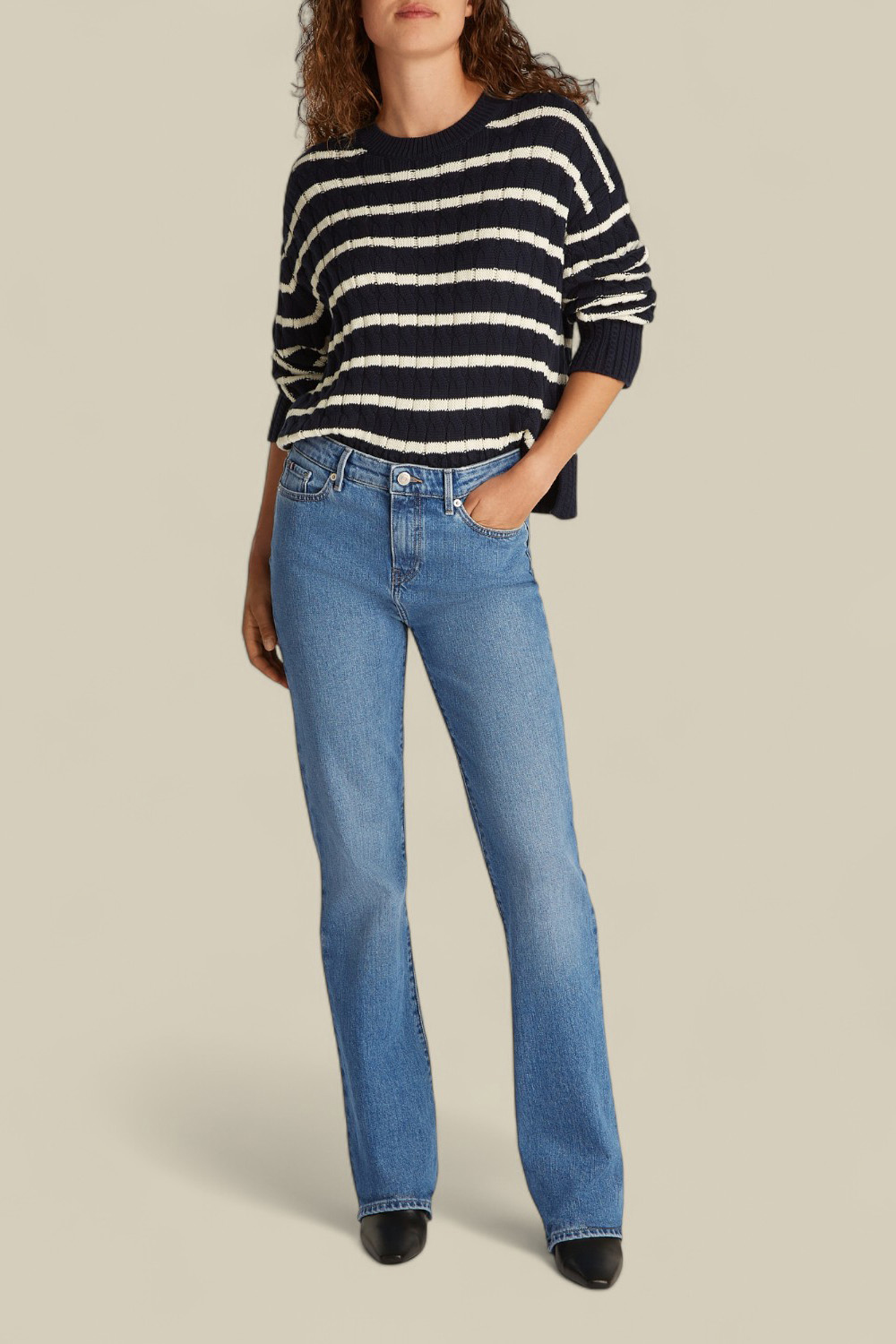 תמונת כל הלוק של מכנסי ג'ינס בגזרה ישרה